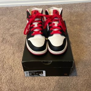 Air Jordan 1 mid. Very Berry.